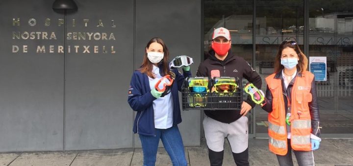 Natàlia Gallego (Presidenta de la FMA) i el pilot d’enduro Joel Gómez, durant el lliurament de les ulleres de màscara offroad al SAAS (Servei Andorrà d’Atenció Sanitària) a través de la Creu Roja Andorrana (amb la presència de l’Ana Arce, membre de la seva Junta Directiva).